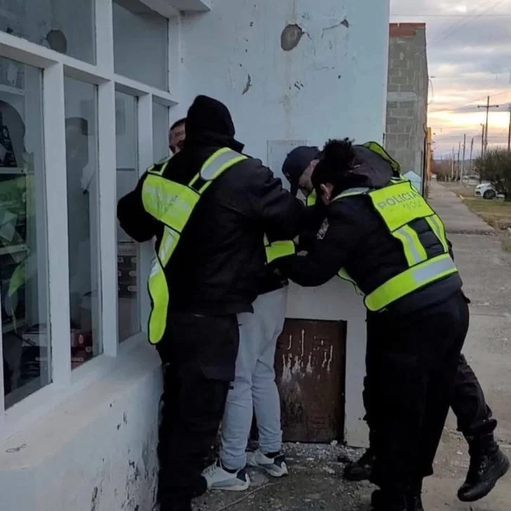 Intentó asaltar un comercio con un cuchillo y terminó detenido en pleno centro de Piedra Buena Intentó asaltar un comercio con un cuchillo y terminó detenido en pleno centro de Piedra Buena