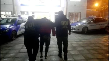 Un dealer golpeó y quiso ahorcar a su pareja: allanaron su refugio en Río Gallegos y encontraron cocaína, dinero y documentos falsos Un dealer golpeó y quiso ahorcar a su pareja: allanaron su refugio en Río Gallegos y encontraron cocaína, dinero y documentos falsos