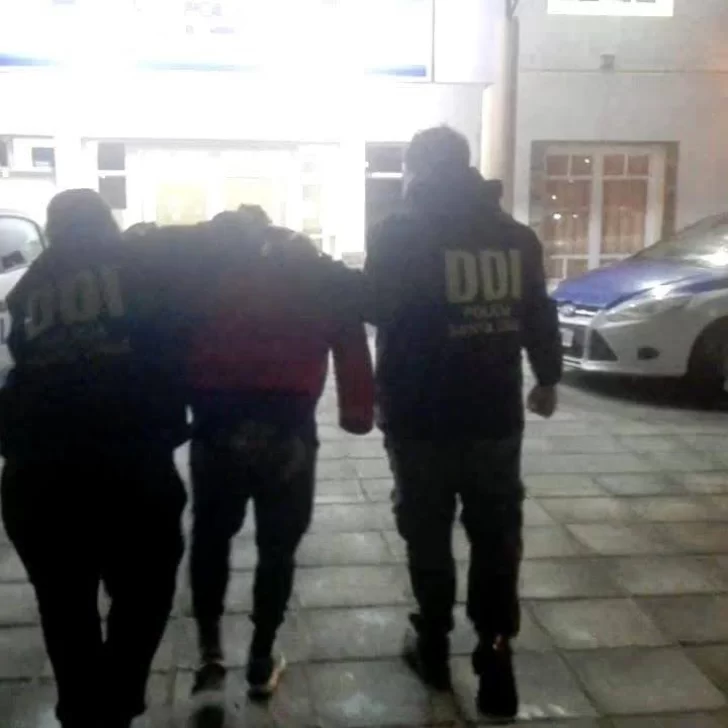 Un dealer golpeó y quiso ahorcar a su pareja: allanaron su refugio en Río Gallegos y encontraron cocaína, dinero y documentos falsos Un dealer golpeó y quiso ahorcar a su pareja: allanaron su refugio en Río Gallegos y encontraron cocaína, dinero y documentos falsos