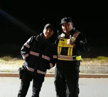 Dos policías salvaron la vida de una nena de 5 años que se había atragantado con un caramelo en El Calafate Dos policías salvaron la vida de una nena de 5 años que se había atragantado con un caramelo en El Calafate
