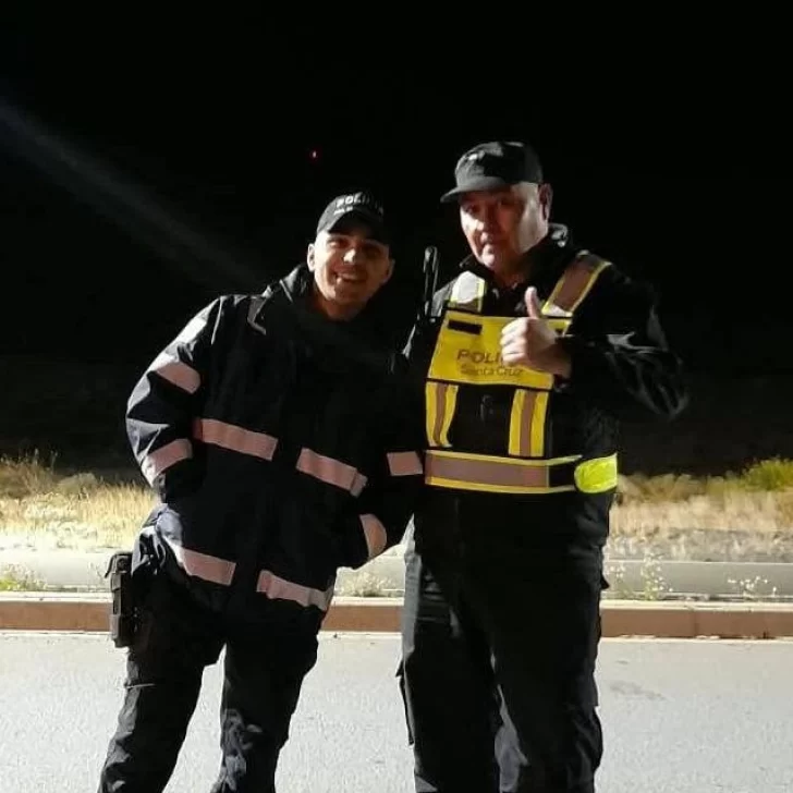 Dos policías salvaron la vida de una nena de 5 años que se había atragantado con un caramelo en El Calafate Dos policías salvaron la vida de una nena de 5 años que se había atragantado con un caramelo en El Calafate