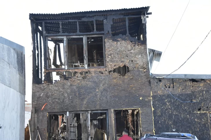  Así quedó la vivienda. FOTO: JOSÉ SILVA / LA OPINIÓN AUSTRAL.