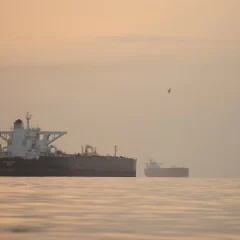 Atacan buques petroleros en el estrecho de Ormuz y vuelve la tensión