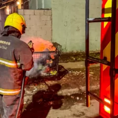 Incendio de residuos en la vía pública movilizó a Bomberos en Río Gallegos