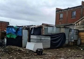 Investigan la muerte de un joven tras un incendio y una pelea en una precaria vivienda Investigan la muerte de un joven tras un incendio y una pelea en una precaria vivienda
