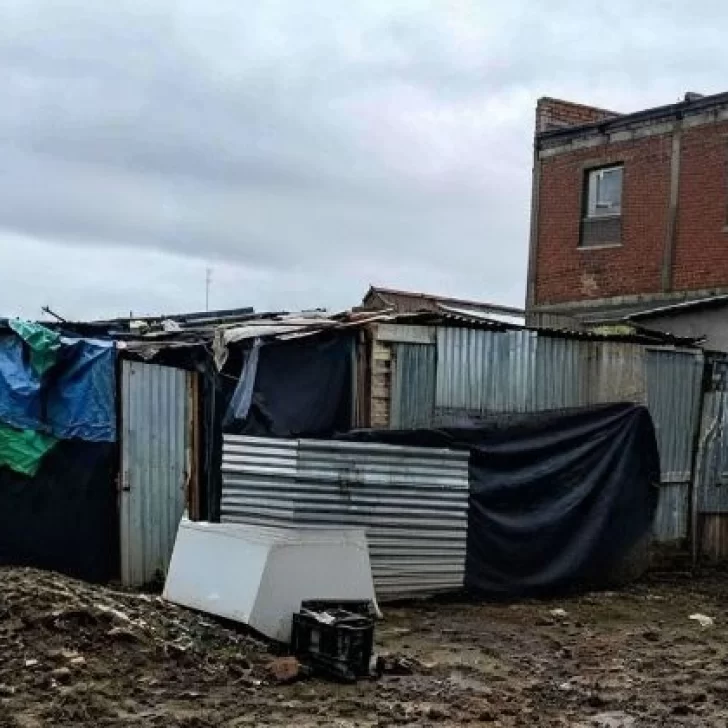 Investigan la muerte de un joven tras un incendio y una pelea en una precaria vivienda Investigan la muerte de un joven tras un incendio y una pelea en una precaria vivienda