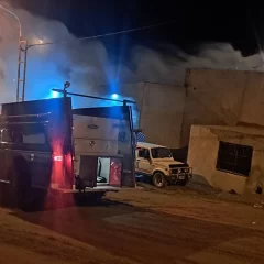 Un cortocircuito provocó un incendio en un taller mecánico y destruyó un camión en Puerto Deseado