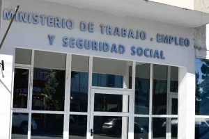 Trabajo intimó a Crexell a retrotraer el despido de 16 trabajadores: el sindicato petrolero inició paro desde la medianoche