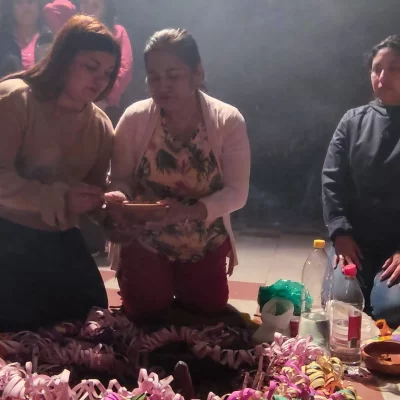 Así realizaron la chayada en Santa Cruz para agradecer a la Pachamama