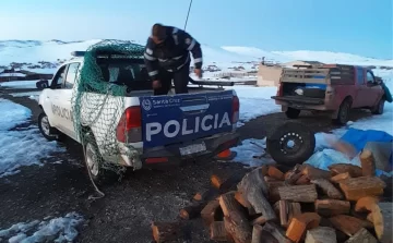 Policías llevaron alimentos y leña a pobladores rurales afectados por las intensas nevadas en Perito Moreno Policías llevaron alimentos y leña a pobladores rurales afectados por las intensas nevadas en Perito Moreno