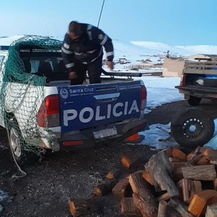 Policías llevaron alimentos y leña a pobladores rurales afectados por las intensas nevadas en Perito Moreno Policías llevaron alimentos y leña a pobladores rurales afectados por las intensas nevadas en Perito Moreno