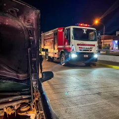Un conductor apagó el fuego de su auto con arena y rapidez en Caleta Olivia