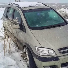 Rescataron un auto que quedó al borde de una pendiente cerca del autódromo de El Calafate