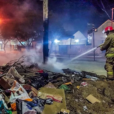 Bomberos controlaron un incendio de basura en el barrio Rotary 23 de Caleta Olivia