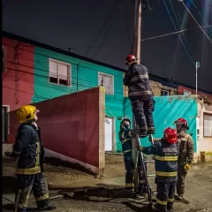 Río Gallegos: Bomberos realizaron una intervención preventiva por cables energizados en la vía pública