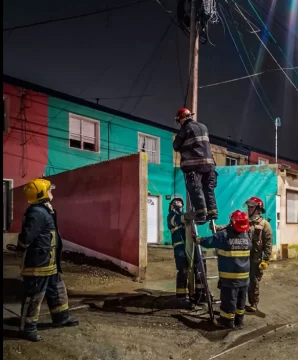 Río Gallegos: Bomberos realizaron una intervención preventiva por cables energizados en la vía pública Río Gallegos: Bomberos realizaron una intervención preventiva por cables energizados en la vía pública