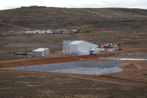 Río Negro paralizó la mina de Calcatreu: acusó a Patagonia Gold de no cumplir con el 80% de contratación local