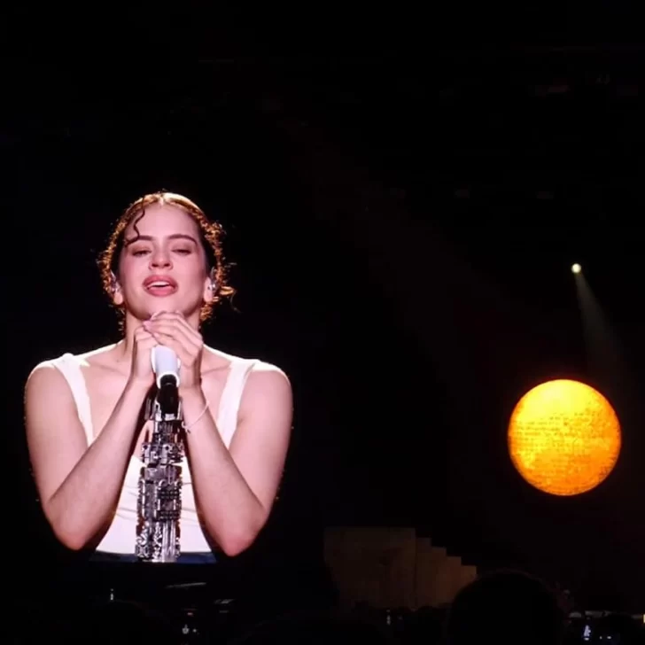 Tras la polémica, Rosalía rompió el silencio en su primera noche en Buenos Aires: “¡Tremenda cagada!” Tras la polémica, Rosalía rompió el silencio en su primera noche en Buenos Aires: “¡Tremenda cagada!”