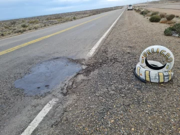 Comenzaron a reparar baches en la Ruta Nacional 3 entre Caleta Olivia y Ramón Santos Comenzaron a reparar baches en la Ruta Nacional 3 entre Caleta Olivia y Ramón Santos