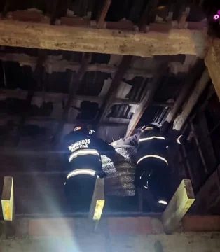 El flotante de un tanque de agua falló de una casa de Río Gallegos y bomberos controló antes que pase a mayores El flotante de un tanque de agua falló de una casa de Río Gallegos y bomberos controló antes que pase a mayores