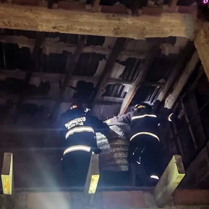 El flotante de un tanque de agua falló de una casa de Río Gallegos y bomberos controló antes que pase a mayores El flotante de un tanque de agua falló de una casa de Río Gallegos y bomberos controló antes que pase a mayores