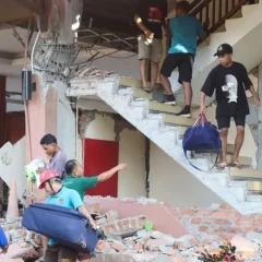 Un terremoto de magnitud 7,7 sacudió Indonesia y se registraron 38 muertos en las primeras horas