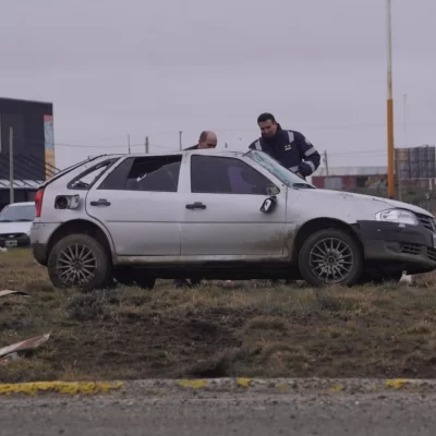 Escarcha negra: una mujer volcó con su auto en la Autovía de Río Gallegos y fue trasladada al hospital