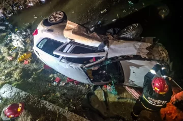 Un conductor quedó atrapado tras volcar y caer con su auto a un espejo de agua en las afueras de Río Gallegos Un conductor quedó atrapado tras volcar y caer con su auto a un espejo de agua en las afueras de Río Gallegos