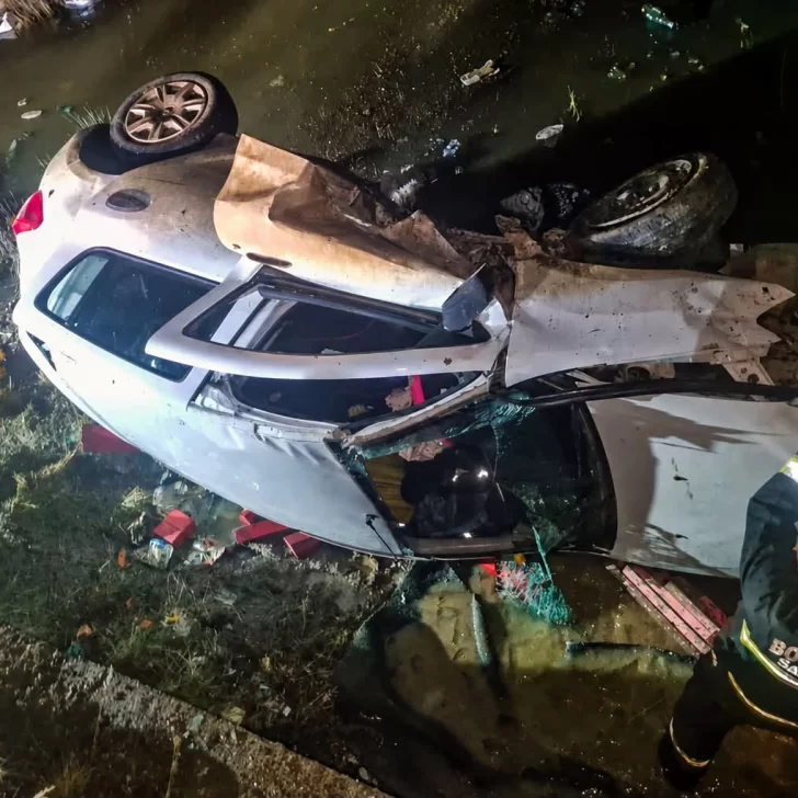 Un conductor quedó atrapado tras volcar y caer con su auto a un espejo de agua en las afueras de Río Gallegos Un conductor quedó atrapado tras volcar y caer con su auto a un espejo de agua en las afueras de Río Gallegos