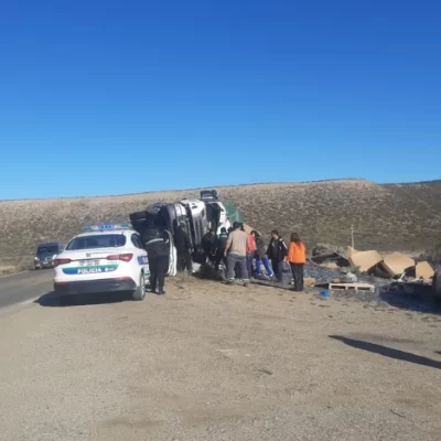 Accidente en la Ruta 3: volcó un camión en el acceso a Rada Tilly y el chofer fue hospitalizado
