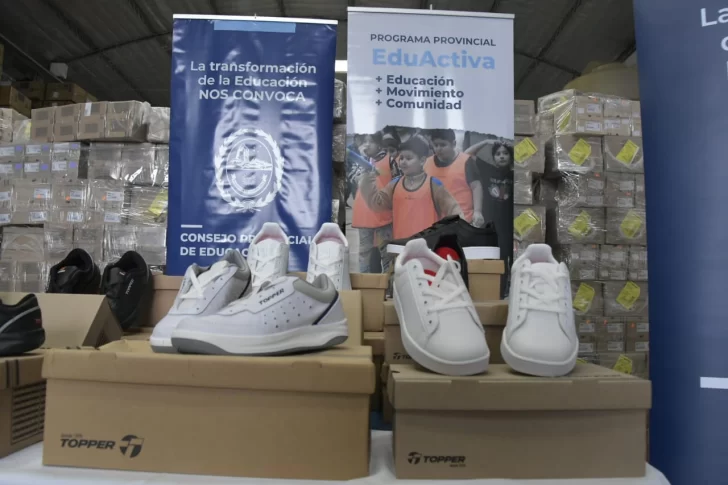  Las zapatillas están destinadas para todos los alumnos de diferentes niveles educativos. FOTO: JOSÉ SILVA / LOA