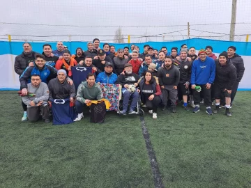 La Vieja Escuela volvió a jugar por “Perkins” Ojeda: el homenaje en vida de una leyenda del fútbol infantil de Río Gallegos La Vieja Escuela volvió a jugar por “Perkins” Ojeda: el homenaje en vida de una leyenda del fútbol infantil de Río Gallegos
