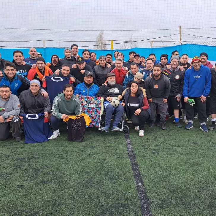 La Vieja Escuela volvió a jugar por “Perkins” Ojeda: el homenaje en vida de una leyenda del fútbol infantil de Río Gallegos La Vieja Escuela volvió a jugar por “Perkins” Ojeda: el homenaje en vida de una leyenda del fútbol infantil de Río Gallegos