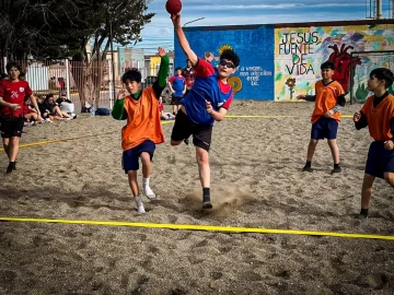 El Beach Handball ya está en marcha en los Juegos Santacruceños El Beach Handball ya está en marcha en los Juegos Santacruceños