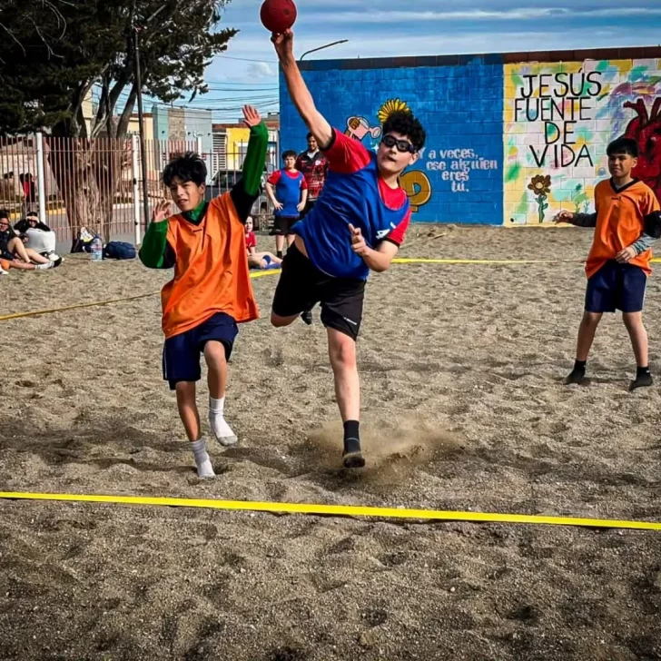 El Beach Handball ya está en marcha en los Juegos Santacruceños El Beach Handball ya está en marcha en los Juegos Santacruceños