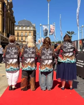 Actrices argentinas llevaron un mensaje sobre Malvinas a la alfombra roja de San Sebastián Actrices argentinas llevaron un mensaje sobre Malvinas a la alfombra roja de San Sebastián