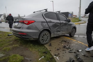 Violento choque en Río Gallegos: un auto terminó en la vereda de la Laguna de los Patos tras hacer un trompo Violento choque en Río Gallegos: un auto terminó en la vereda de la Laguna de los Patos tras hacer un trompo