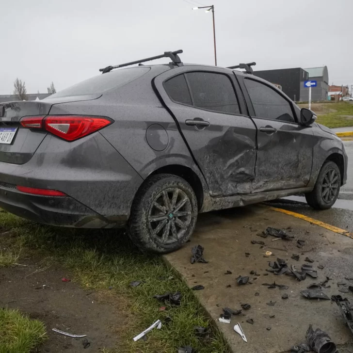 Violento choque en Río Gallegos: un auto terminó en la vereda de la Laguna de los Patos tras hacer un trompo Violento choque en Río Gallegos: un auto terminó en la vereda de la Laguna de los Patos tras hacer un trompo