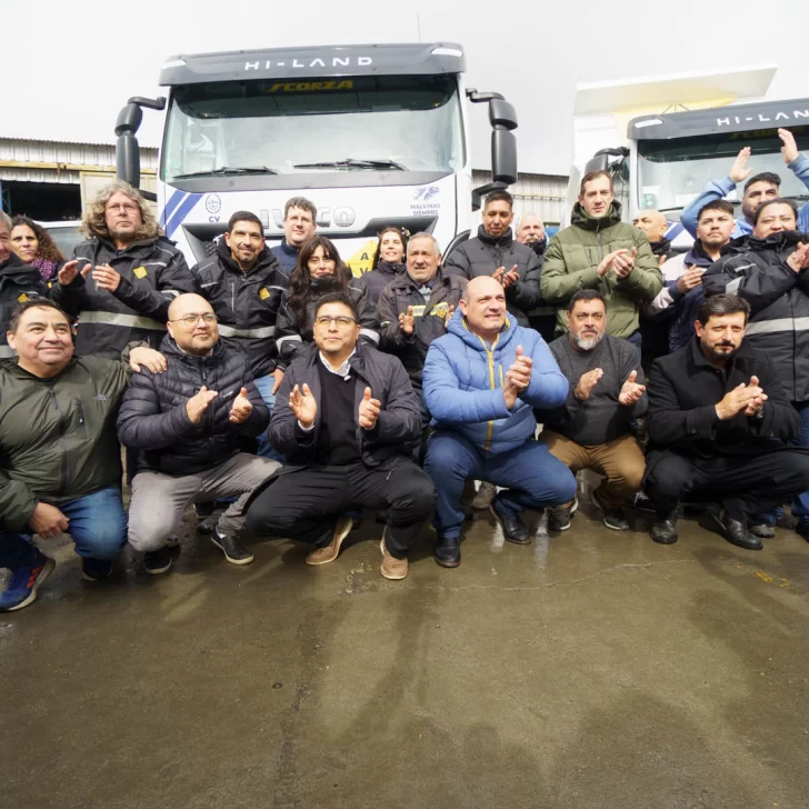 El Gobierno de Santa Cruz invirtió más de $ 1.400 millones en equipamiento de maquinaria para diferentes entes El Gobierno de Santa Cruz invirtió más de $ 1.400 millones en equipamiento de maquinaria para diferentes entes