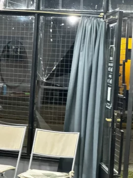 Indignación en el barrio 366 Viviendas: atacaron a piedrazos una barbería de Río Gallegos Indignación en el barrio 366 Viviendas: atacaron a piedrazos una barbería de Río Gallegos