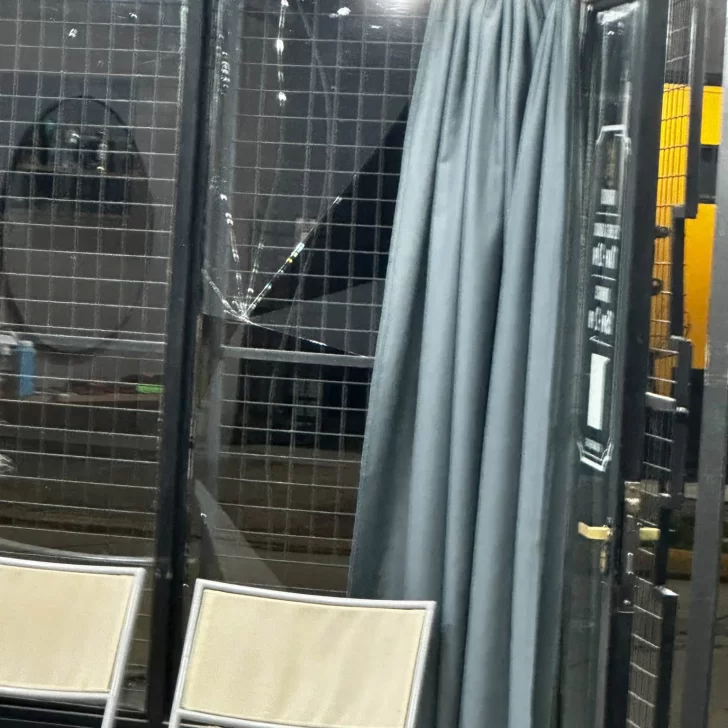 Indignación en el barrio 366 Viviendas: atacaron a piedrazos una barbería de Río Gallegos Indignación en el barrio 366 Viviendas: atacaron a piedrazos una barbería de Río Gallegos