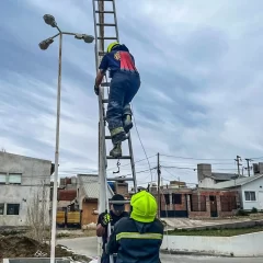 Bomberos realizó tareas técnicas en mástiles de la Comisaría Cuarta y Operaciones Rurales de Caleta Olivia