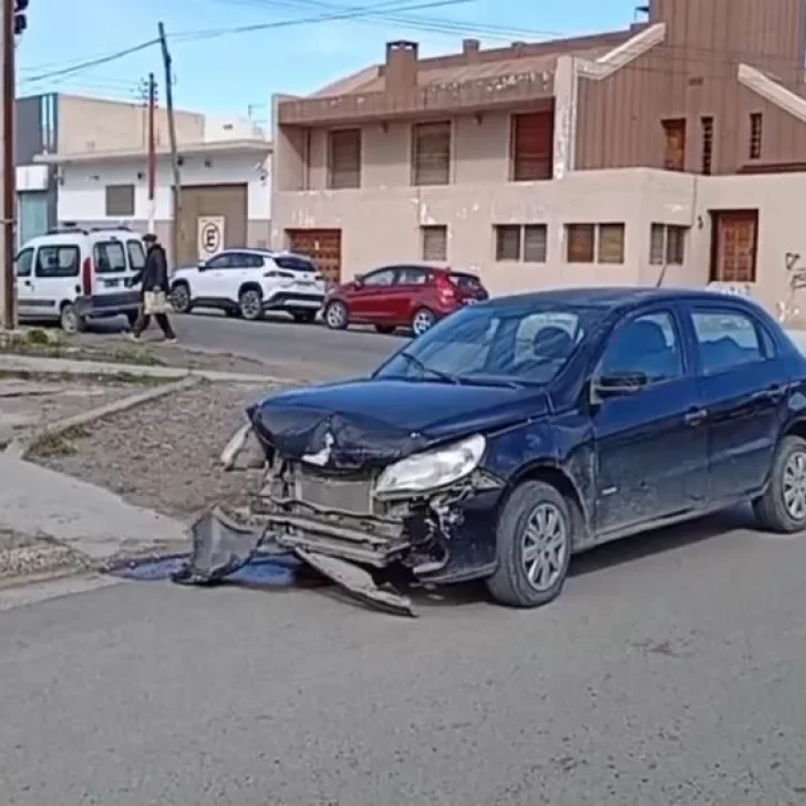 Una conductora debió ser hospitalizada tras un violento choque en Caleta Olivia Una conductora debió ser hospitalizada tras un violento choque en Caleta Olivia