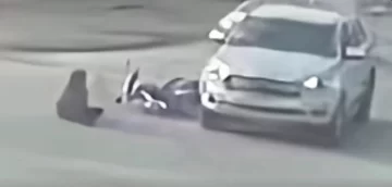 Motociclista chocó contra una camioneta que no le cedió el paso y todo quedó registrado en una cámara de seguridad Motociclista chocó contra una camioneta que no le cedió el paso y todo quedó registrado en una cámara de seguridad