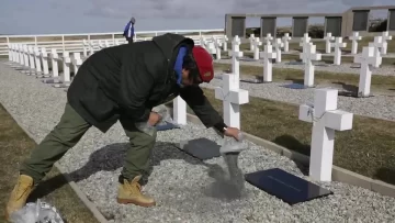 Esparcieron las cenizas del veterano de guerra Fernando Alturria en las islas Malvinas: “Papá está junto a José Honorio Ortega” Esparcieron las cenizas del veterano de guerra Fernando Alturria en las islas Malvinas: “Papá está junto a José Honorio Ortega”