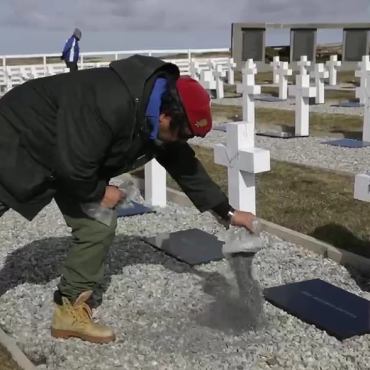 Esparcieron las cenizas del veterano de guerra Fernando Alturria en las islas Malvinas: “Papá está junto a José Honorio Ortega” Esparcieron las cenizas del veterano de guerra Fernando Alturria en las islas Malvinas: “Papá está junto a José Honorio Ortega”