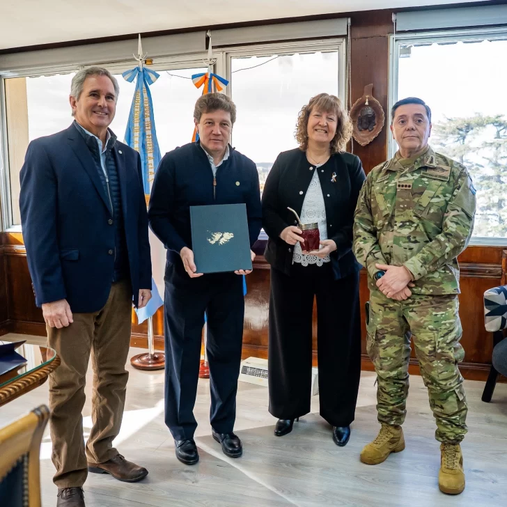 Quirno y Presti fueron recibidos por el gobernador Gustavo Melella, y la vicegobernadora Mónica Urquiza. Quirno y Presti fueron recibidos por el gobernador Gustavo Melella, y la vicegobernadora Mónica Urquiza.