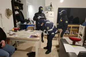 “Operativo Lazos de Sangre”: Detuvieron a una familia uruguaya con más de un kilo de cocaína de máxima pureza en El Calafate “Operativo Lazos de Sangre”: Detuvieron a una familia uruguaya con más de un kilo de cocaína de máxima pureza en El Calafate