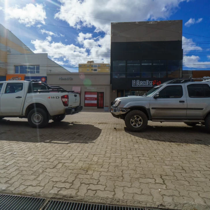 Una camioneta del Consejo de Educación fue embestida de atrás en pleno centro de Río Gallegos Una camioneta del Consejo de Educación fue embestida de atrás en pleno centro de Río Gallegos