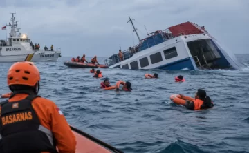 Naufragio en Indonesia: seis muertos y 129 desaparecidos tras hundirse un barco de pasajeros Naufragio en Indonesia: seis muertos y 129 desaparecidos tras hundirse un barco de pasajeros